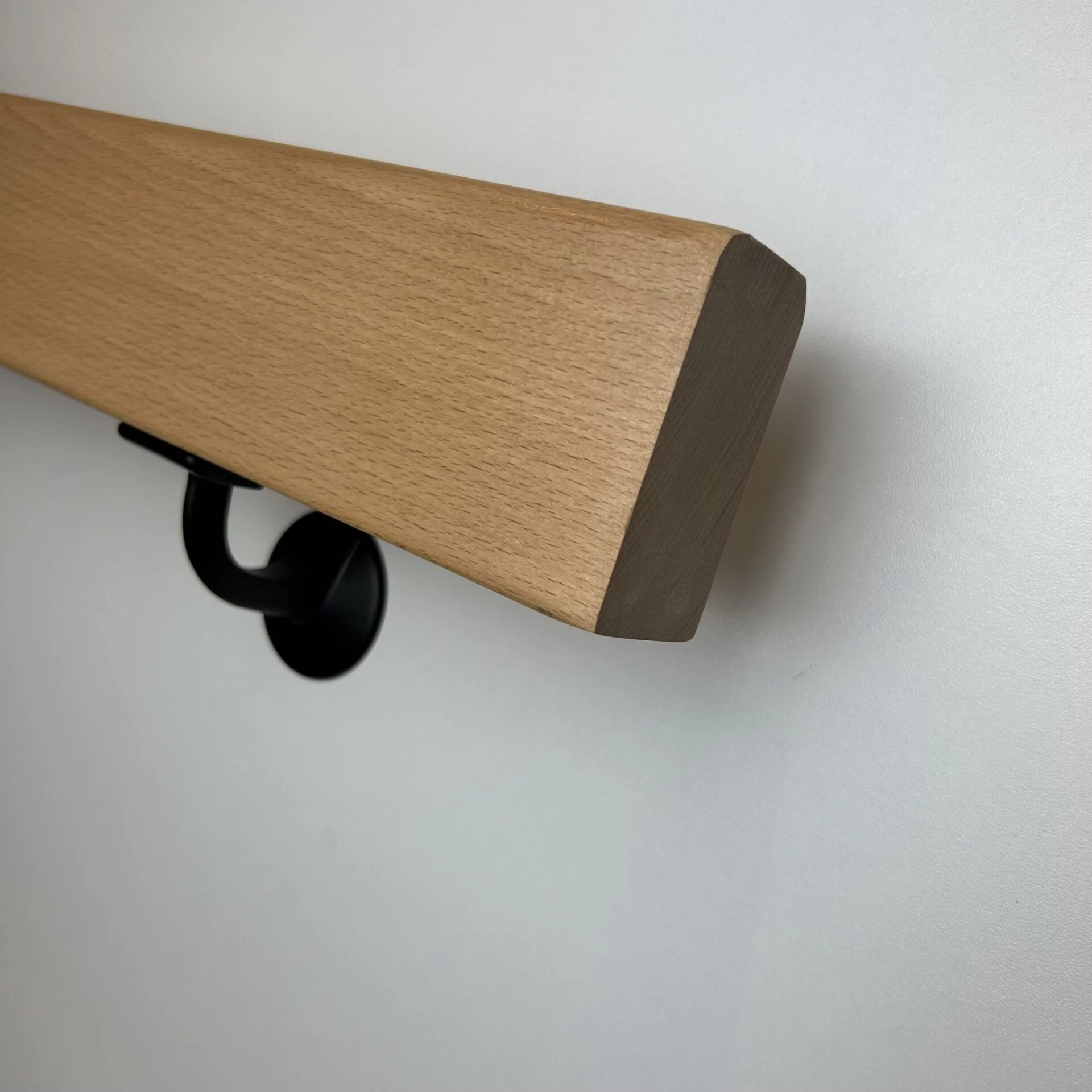 Beuken rechthoekige trapleuning gelakt