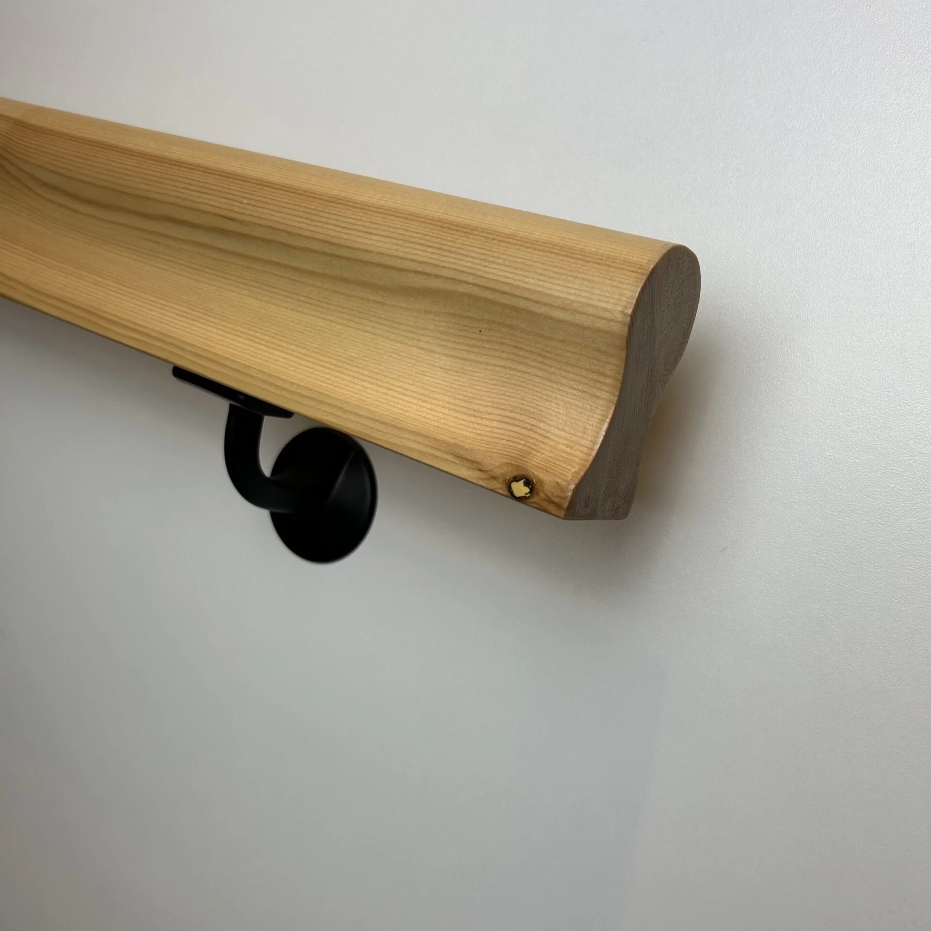 Grenen trapleuning sleutelgatprofiel gelakt