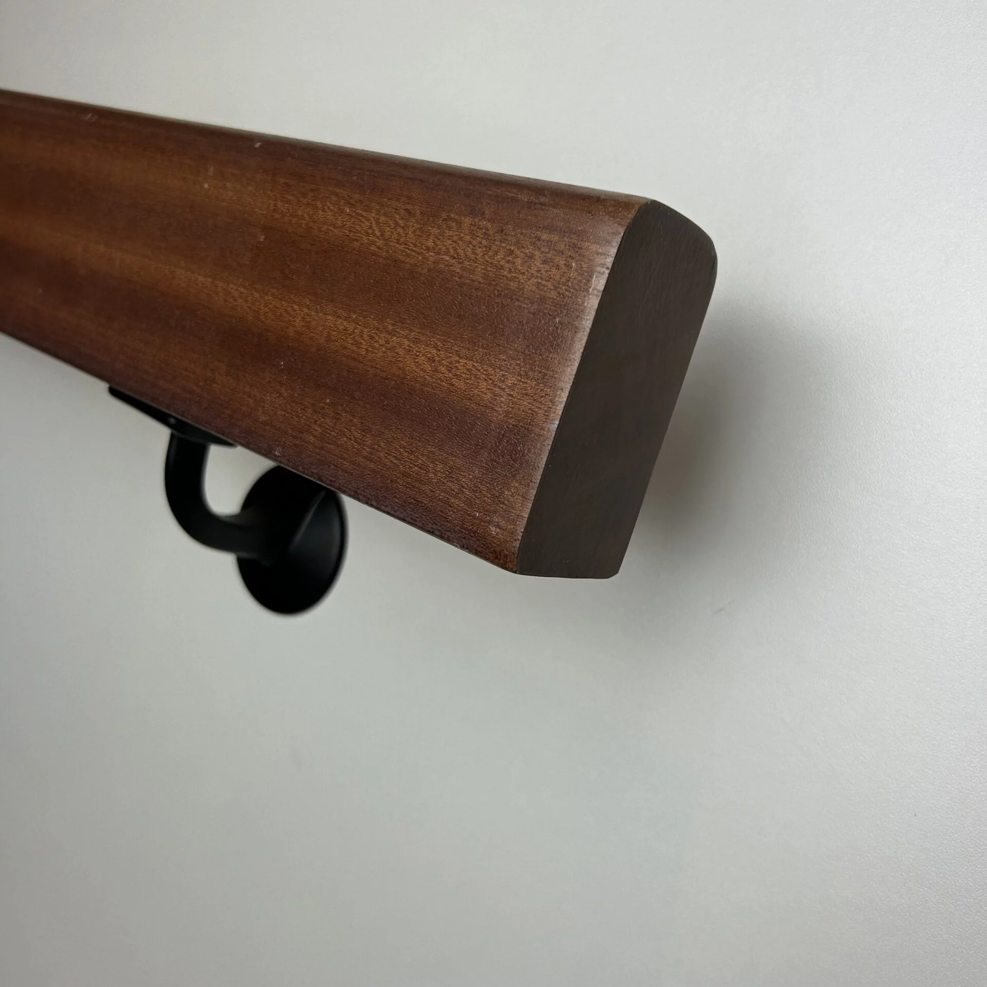 Mahonie rechthoekige trapleuning gelakt