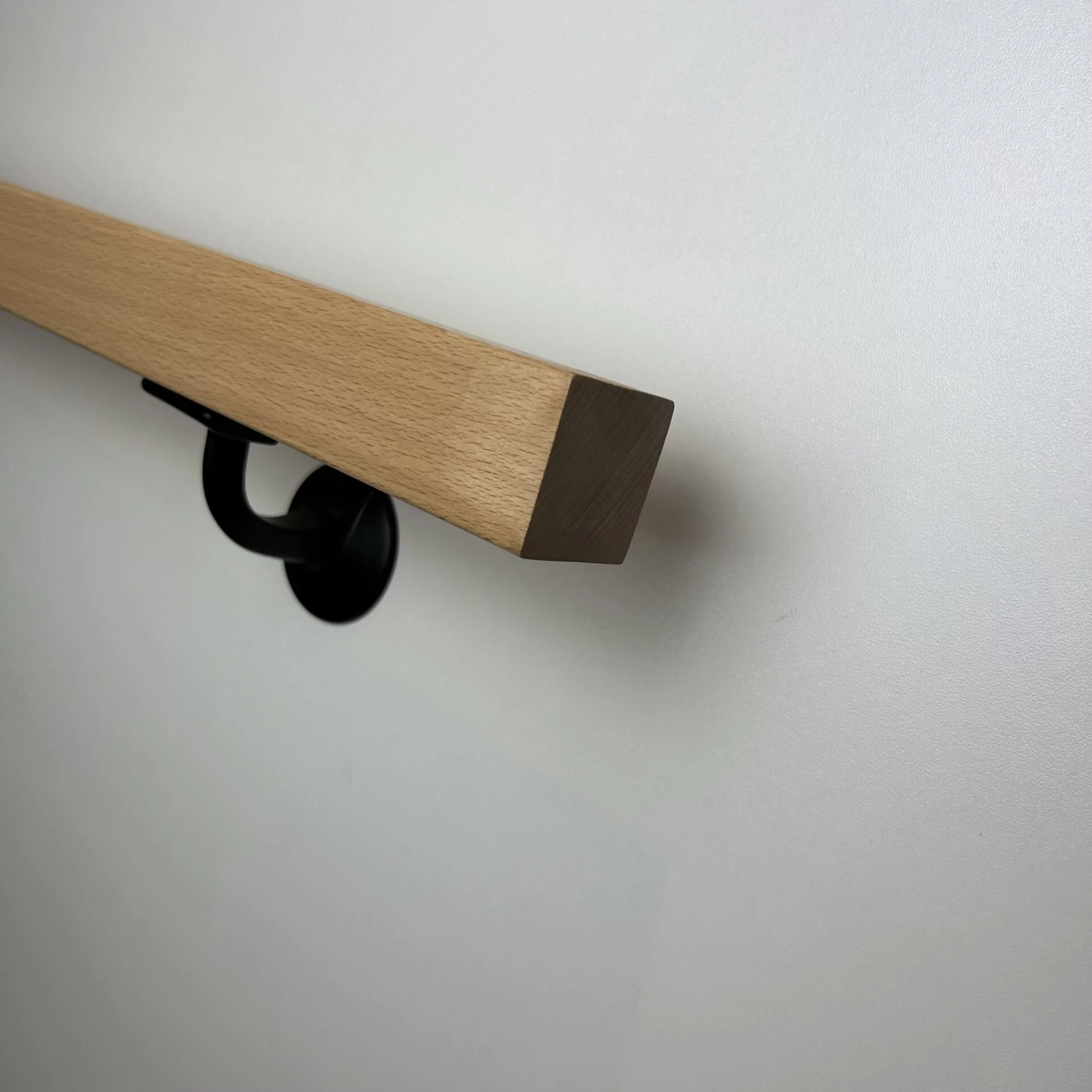 Vierkante beuken trapleuning gelakt