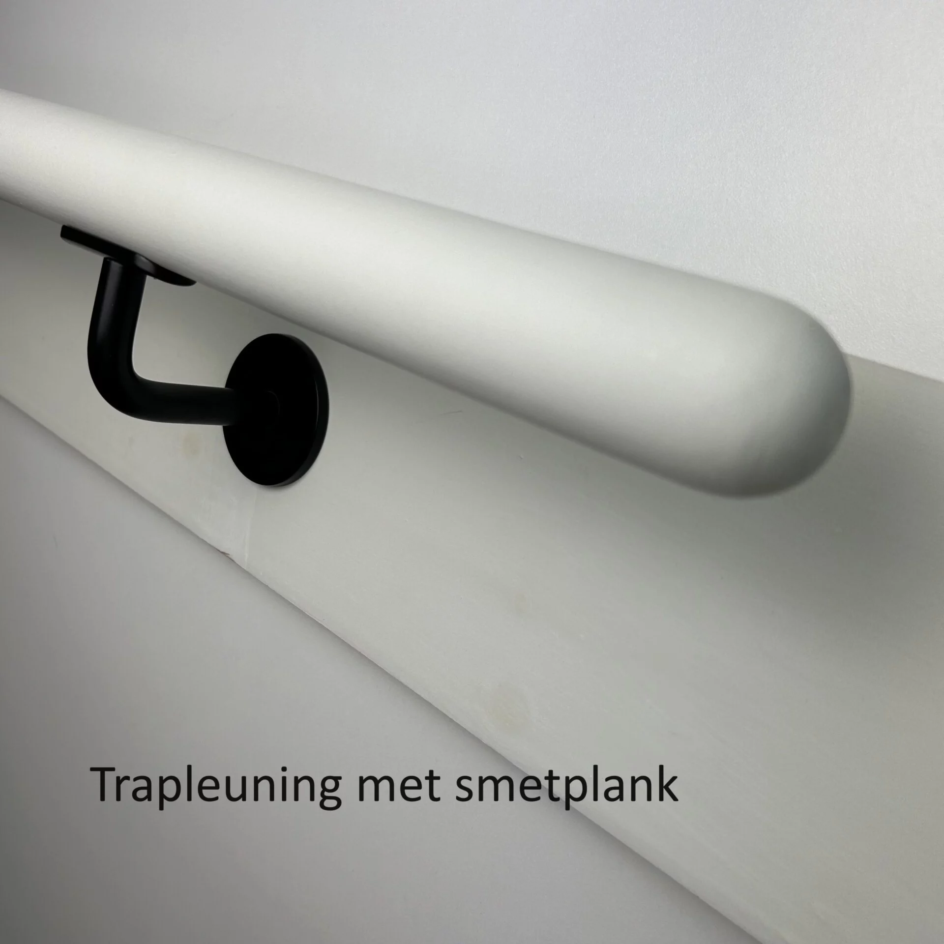Witte trapleuning met smetplank scaled 1