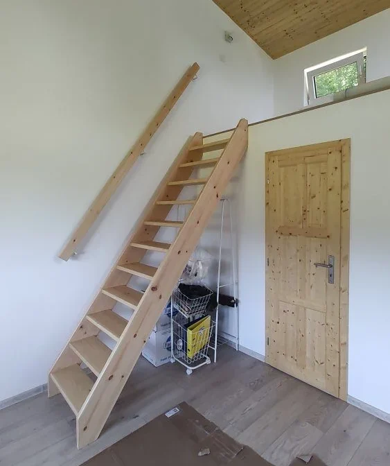 Vuren bouwpakket steektrap geplaatst in een vide e1755798601567